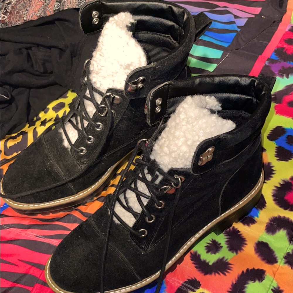 Black boots with white fur